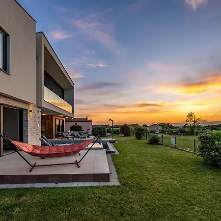 Felice Novigrad Vila *